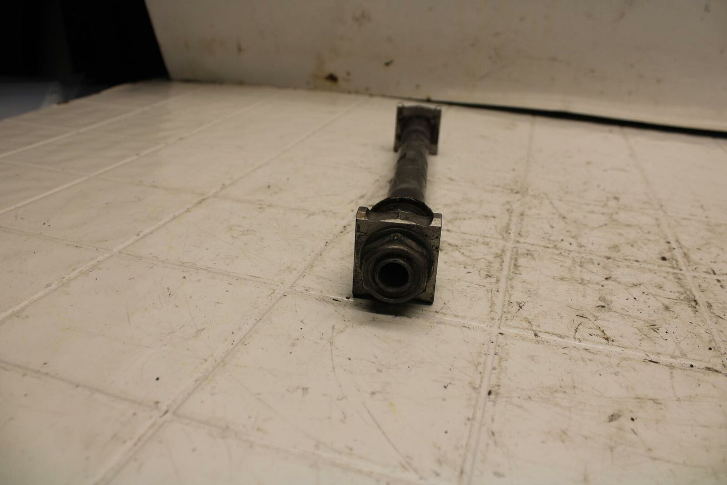05-06 HONDA CBR600RR REAR AXLE BACK WHEEL RIM PIVOT BOLT AXEL BB399