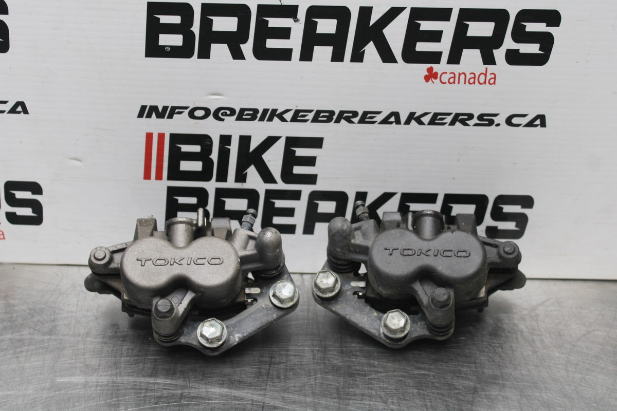 08 SUZUKI SV650 RIGHT LEFT FRONT BRAKE CALIPER SET PAIR CALIPERS BB846