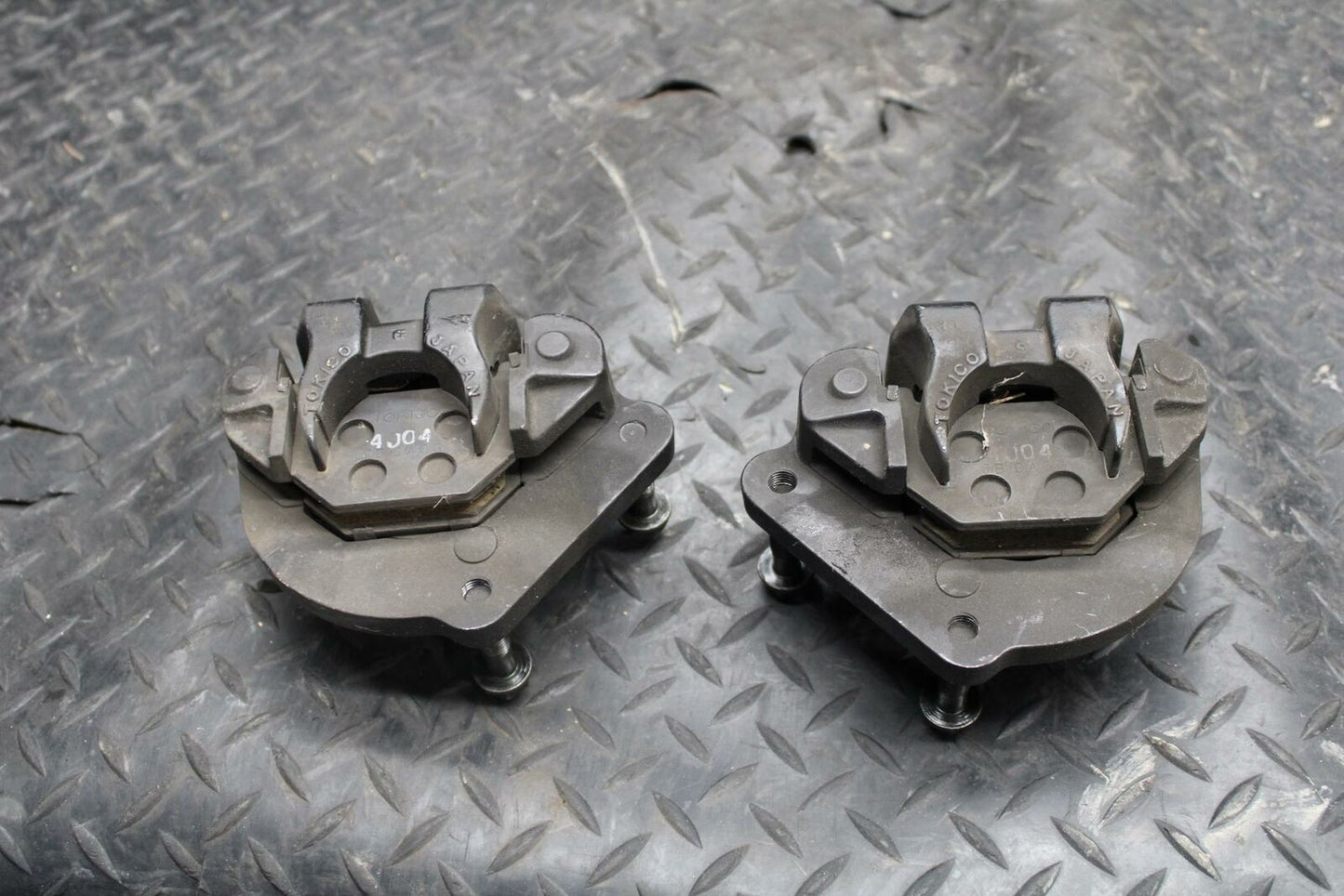 86 SUZUKI GS750ES RIGHT LEFT FRONT BRAKE CALIPER SET PAIR CALIPERS BB233