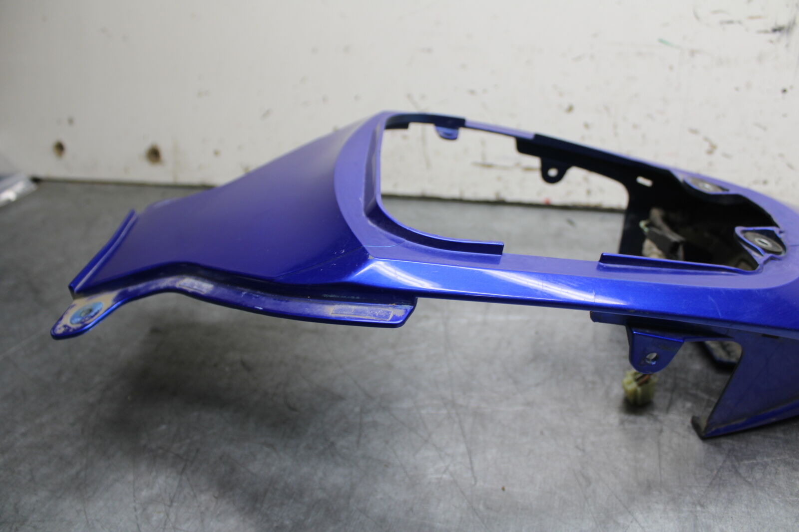 08-10 SUZUKI GSXR 600  CENTER REAR BACK TAIL FAIRING COWL BB101