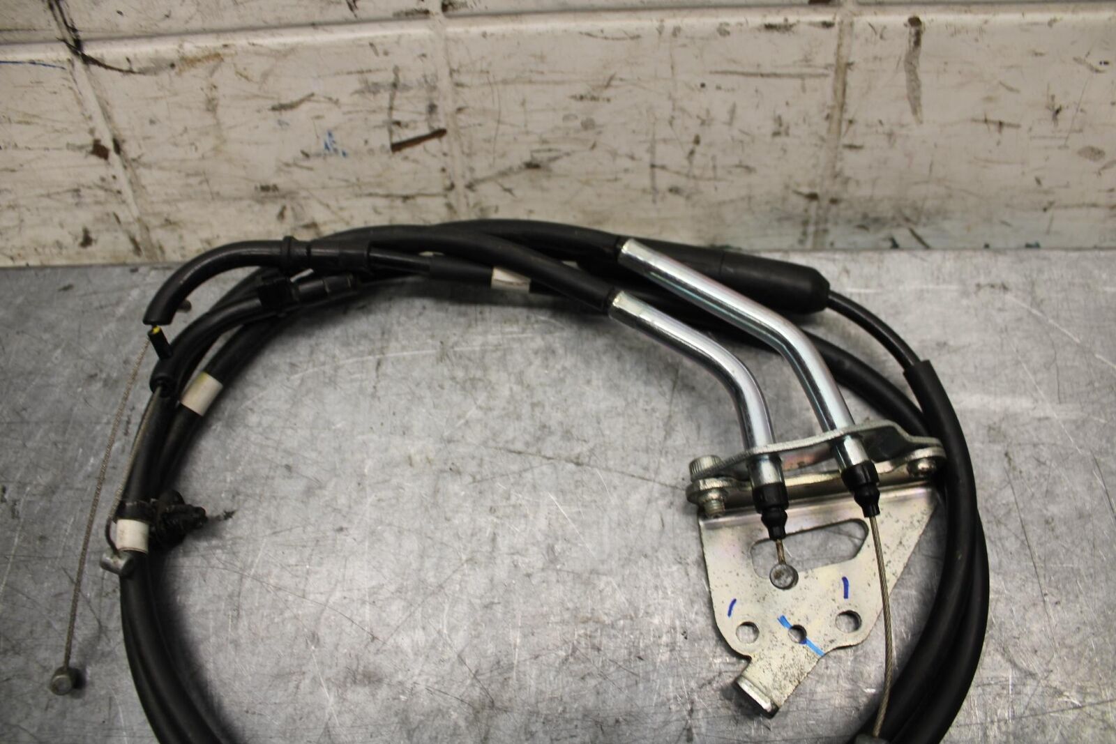 19 YAMAHA YZF R3 THROTTLE CABLES LINES BB56