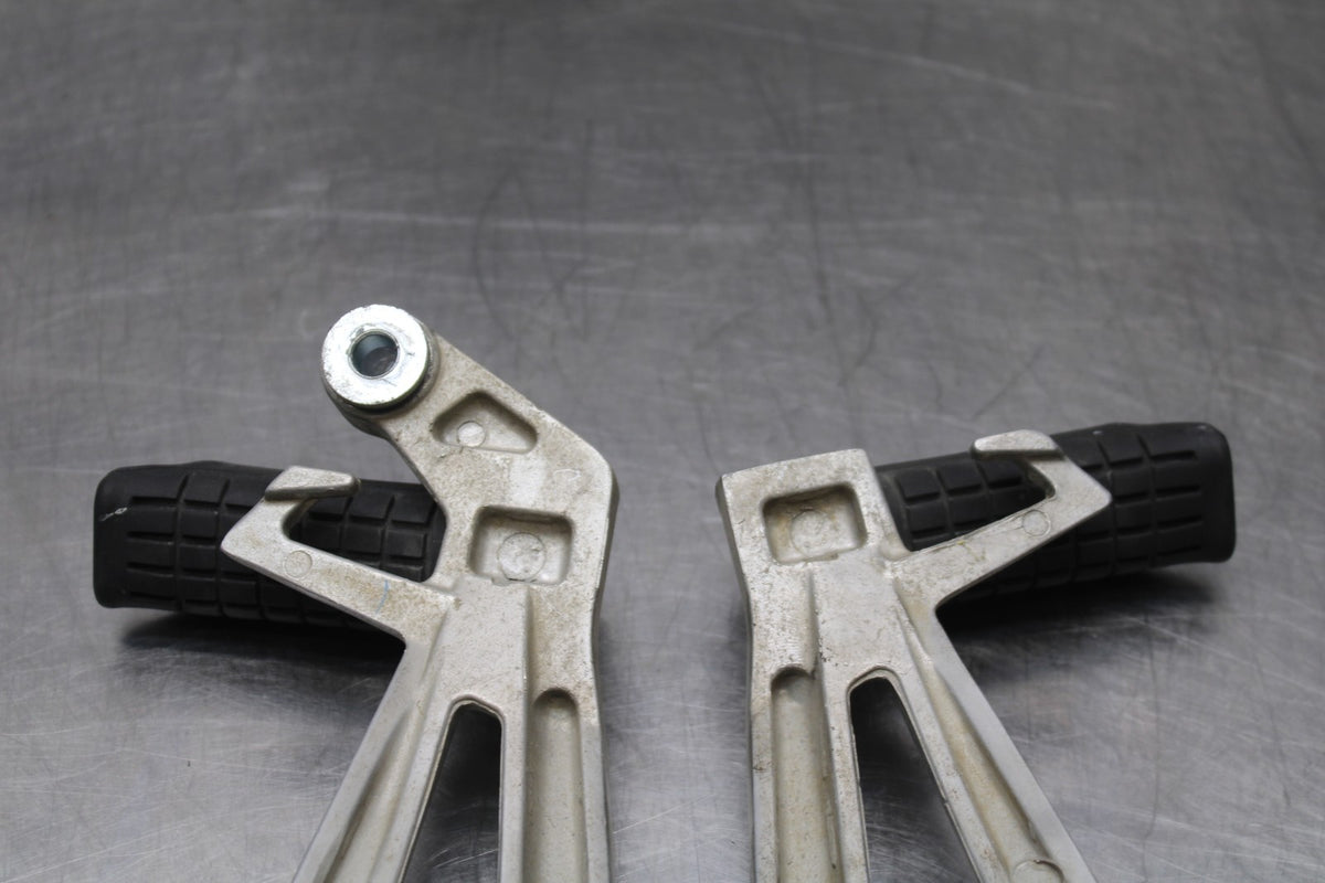 08 HONDA CBR125R REAR BACK PASSENGER PEG SET PAIR BB839