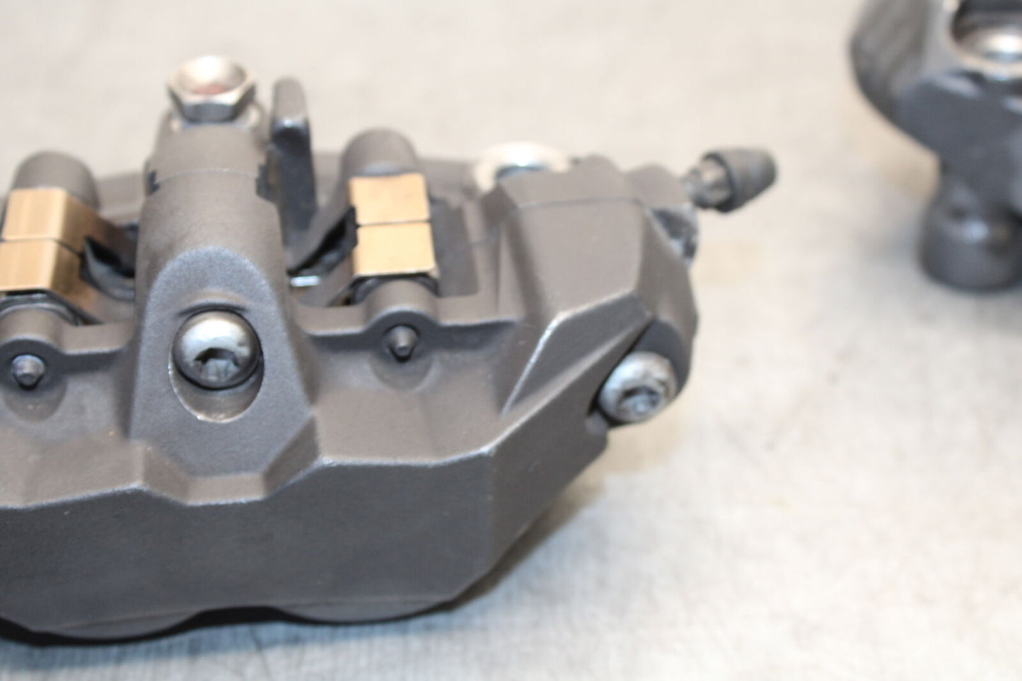 05-06 SUZUKI GSXR1000 RIGHT LEFT FRONT BRAKE CALIPER SET PAIR CALIPERS BB677