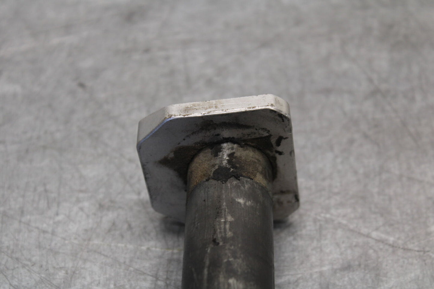 05-06 SUZUKI GSXR1000 REAR AXLE BACK WHEEL RIM PIVOT BOLT AXEL 64711-33E30 BB663