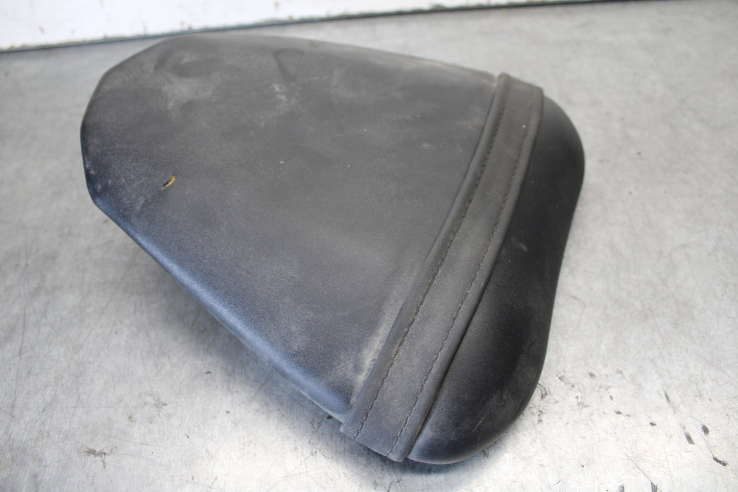 08-16 YAMAHA YZF R6 REAR BACK PASSENGER TANDEM SEAT PAD SADDLE PILLION BB665