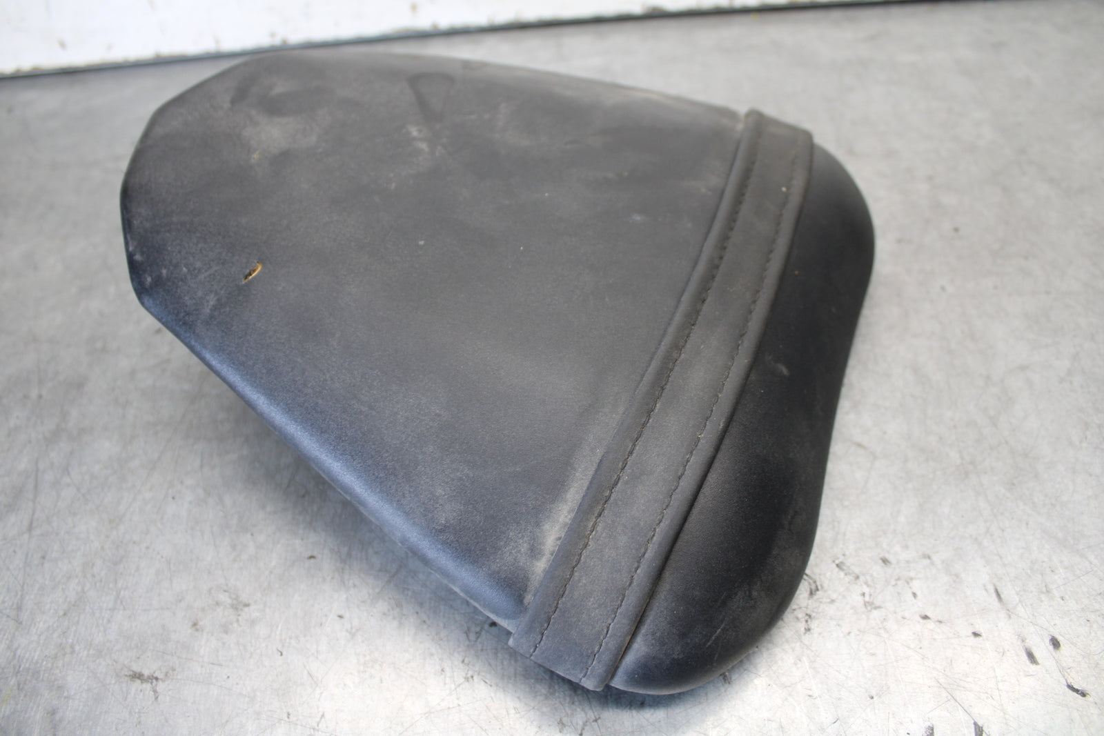08-16 YAMAHA YZF R6 REAR BACK PASSENGER TANDEM SEAT PAD SADDLE PILLION BB665