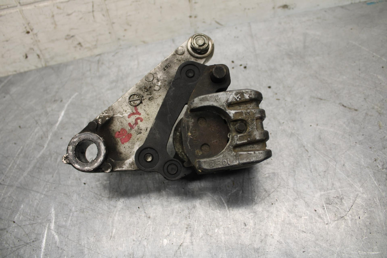 00-01 KAWASAKI ZZR600 REAR BACK BRAKE CALIPER W MOUNT BRACKET BB31