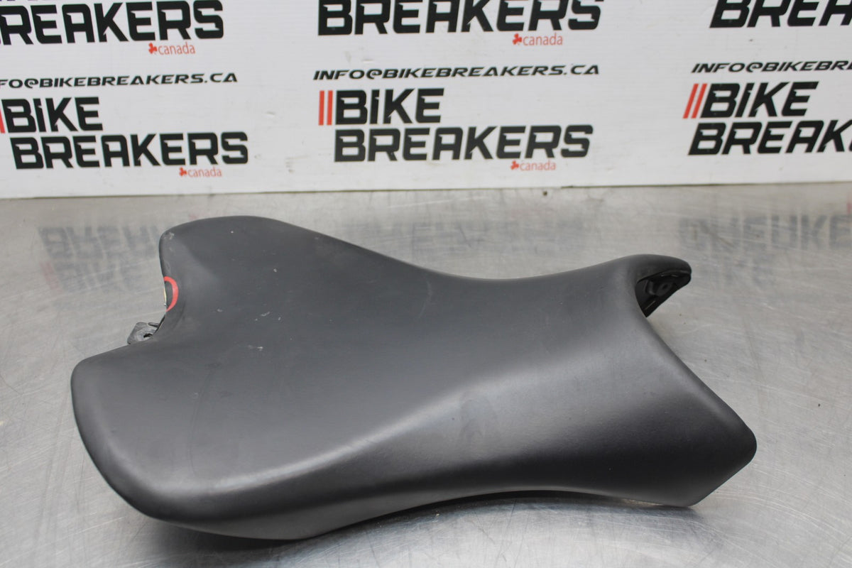 20 TRIUMPH STREET TRIPLE 765 FRONT DRIVERS SEAT PAD SADDLE PILLION BB864