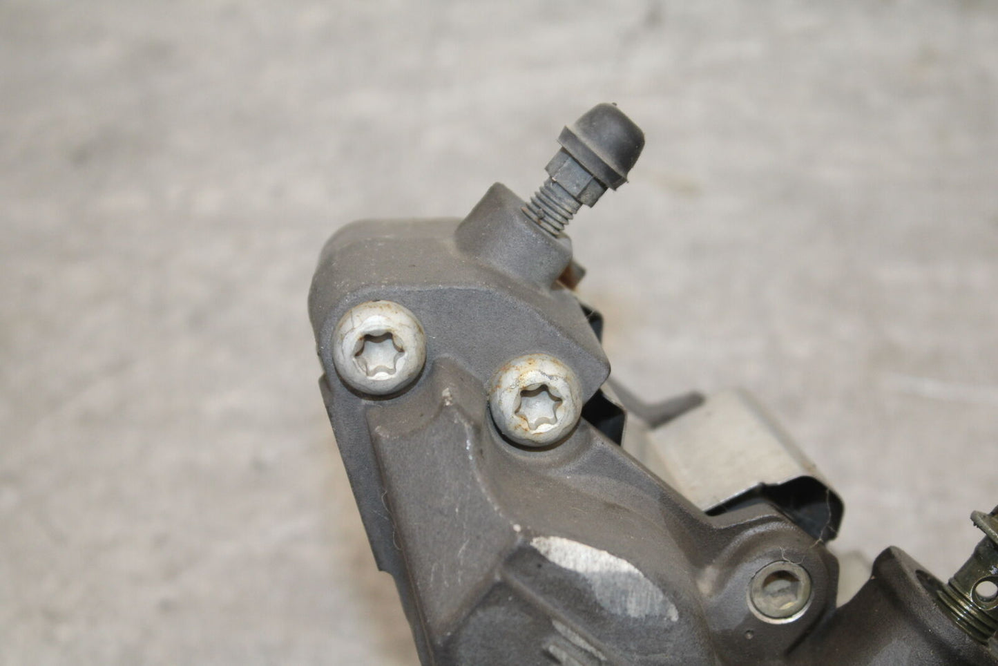 05-09 SUZUKI BOULEVARD C90 REAR BACK BRAKE CALIPER W MOUNT BRACKET BB692