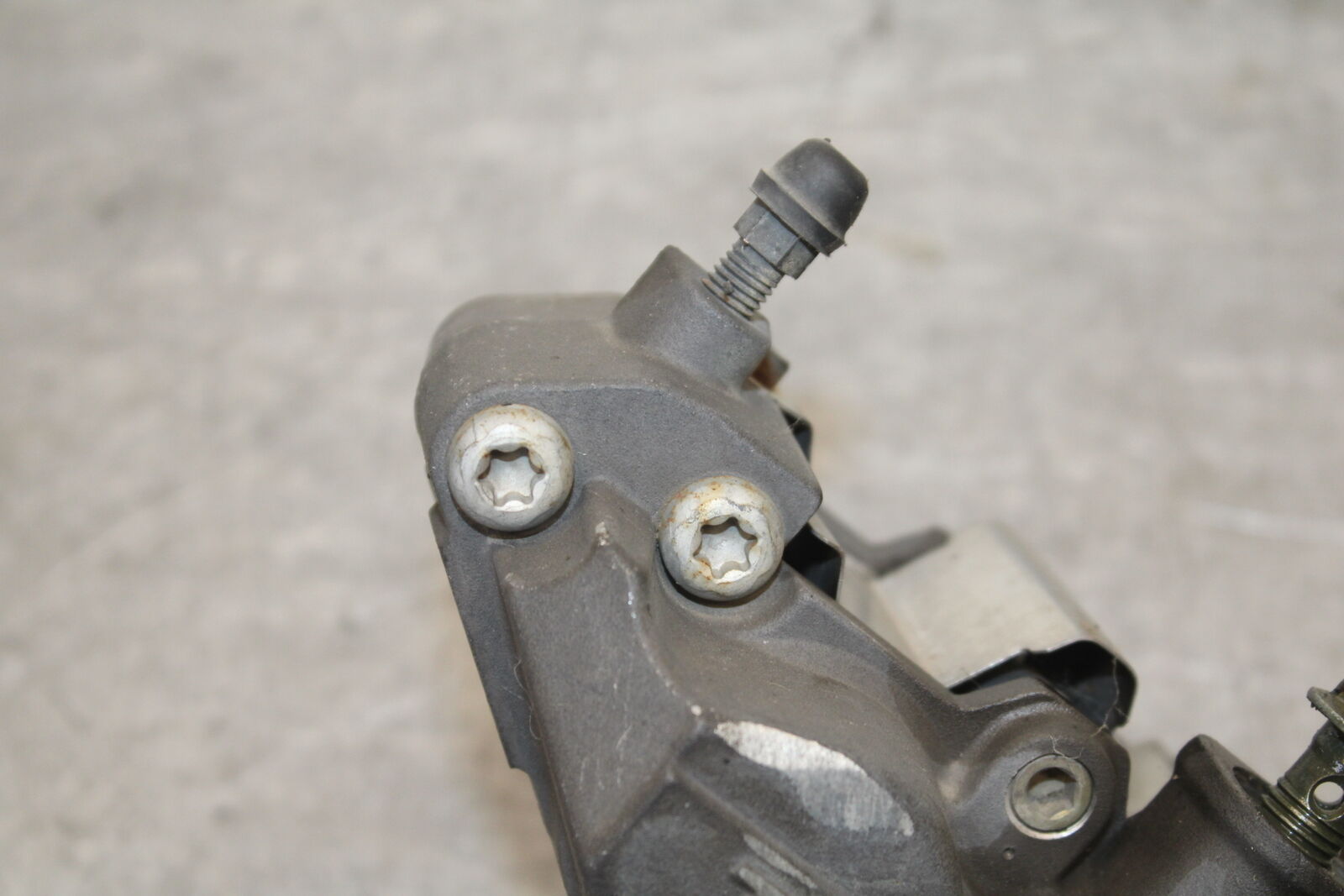 05-09 SUZUKI BOULEVARD C90 REAR BACK BRAKE CALIPER W MOUNT BRACKET BB692