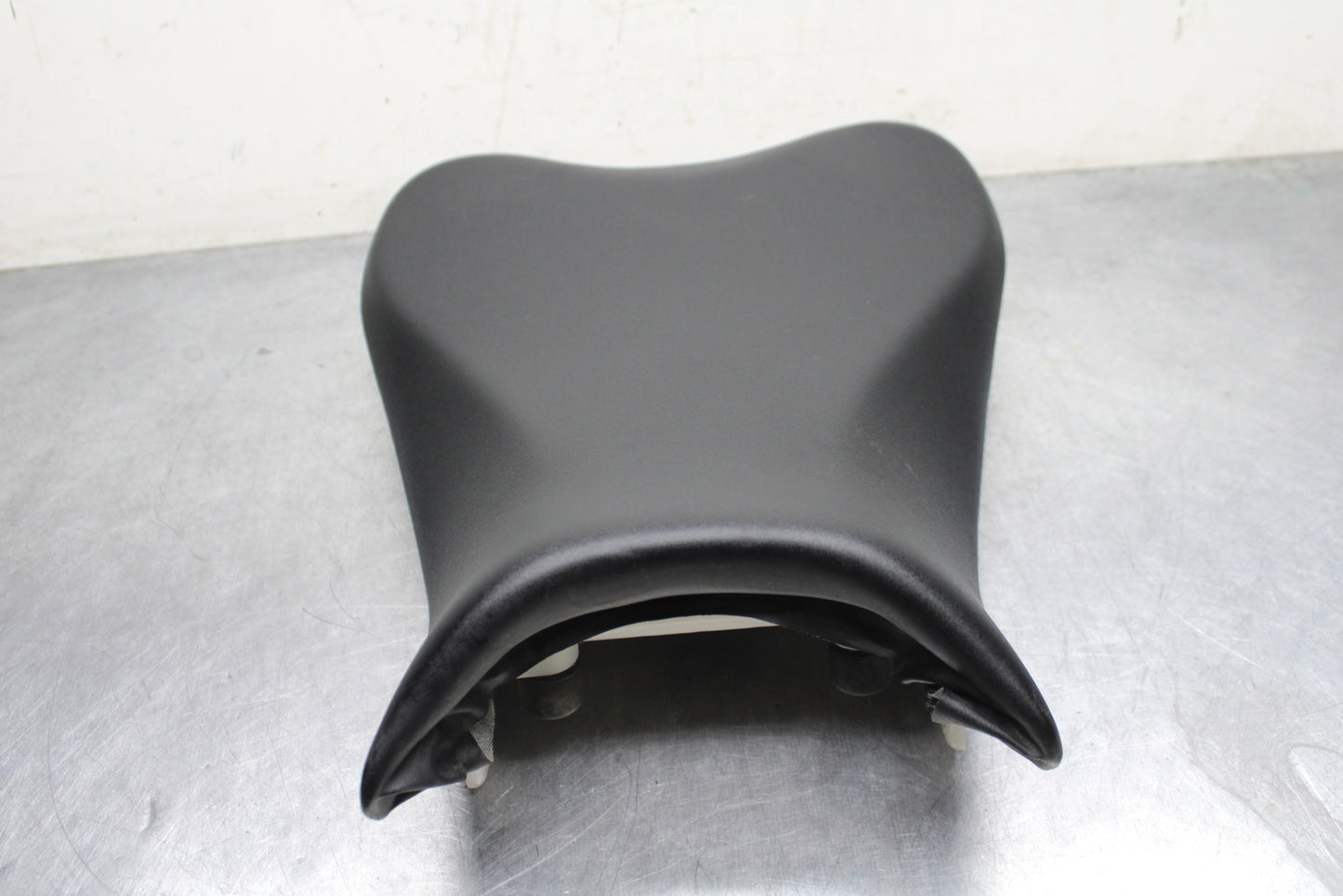 09 SUZUKI GSXR600 FRONT DRIVERS SEAT PAD SADDLE PILLION BB759