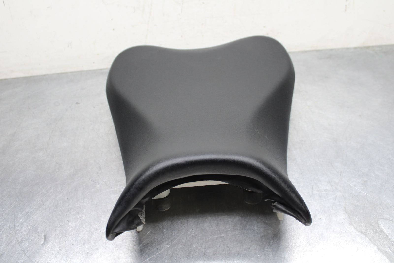 09 SUZUKI GSXR600 FRONT DRIVERS SEAT PAD SADDLE PILLION BB759
