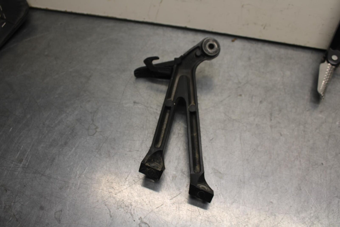 2011 Suzuki GSXR600 REAR BACK PASSENGER PEG SET PAIR BB602