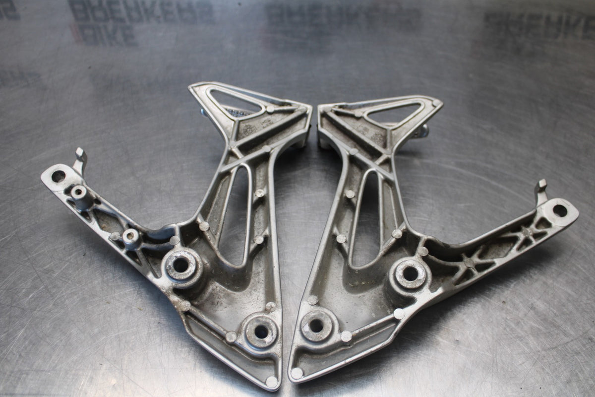 06-07 HONDA INTERCEPTOR 800 VFR800 REAR BACK PASSENGER PEG SET PAIR BB917