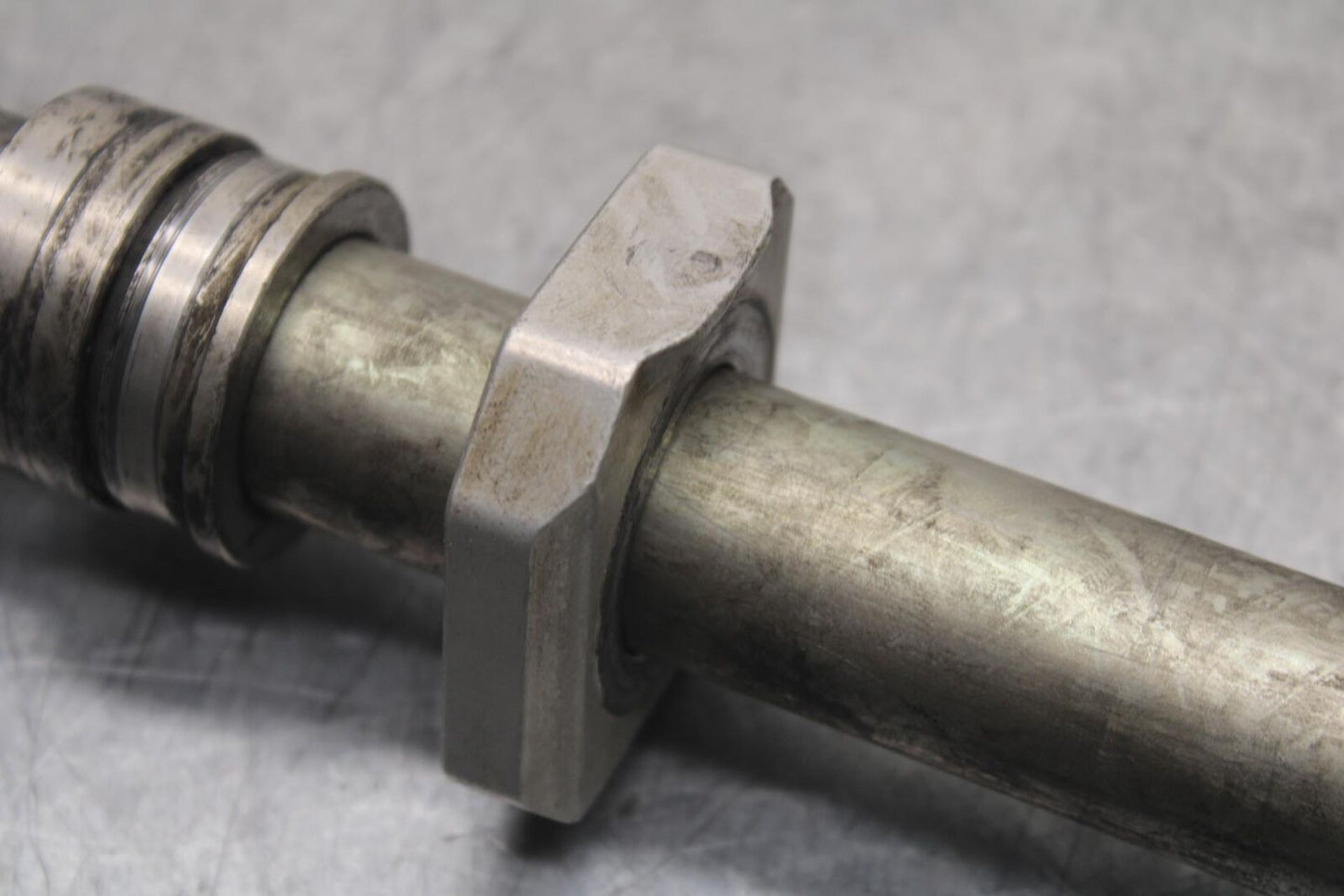 2007 Suzuki GSXR1000 REAR AXLE BACK WHEEL RIM PIVOT BOLT AXEL 64711-33E20 BB83