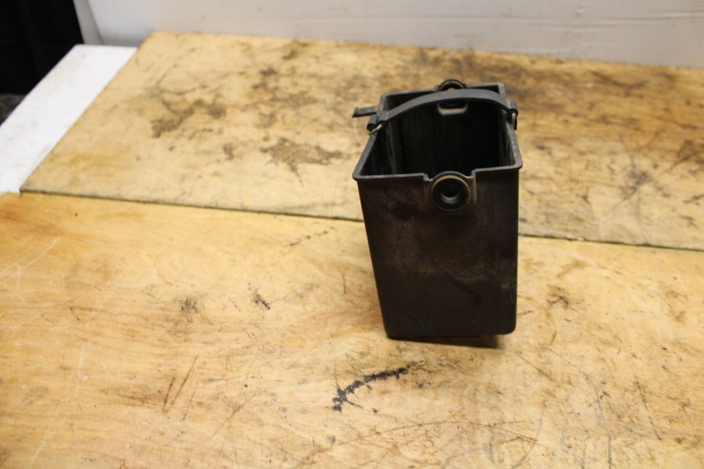 91-93 YAMAHA FZR1000 BATTERY TRAY PLASTIC BB339
