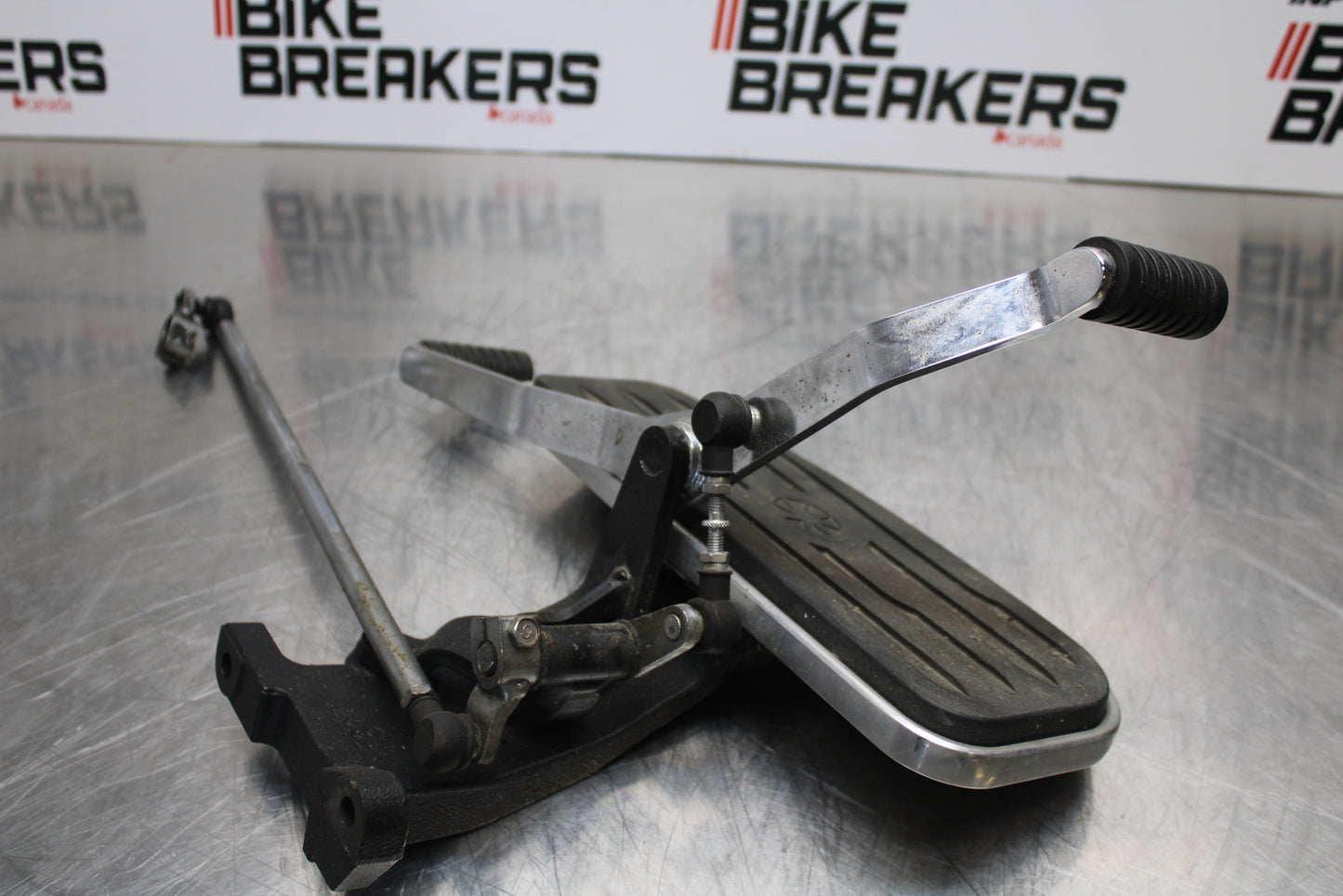 09 YAMAHA ROYAL STAR XVZ1300TF VENTURE LEFT FRONT FOOT REST PEG STEP BB151