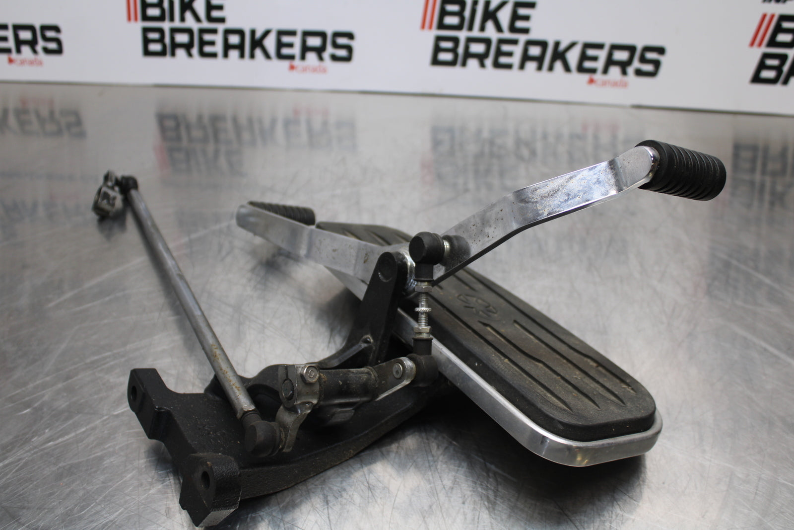 09 YAMAHA ROYAL STAR XVZ1300TF VENTURE LEFT FRONT FOOT REST PEG STEP BB151