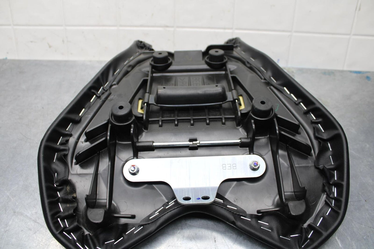 22-23 YAMAHA YZF R7 FRONT DRIVERS SEAT PAD SADDLE PILLION BB583