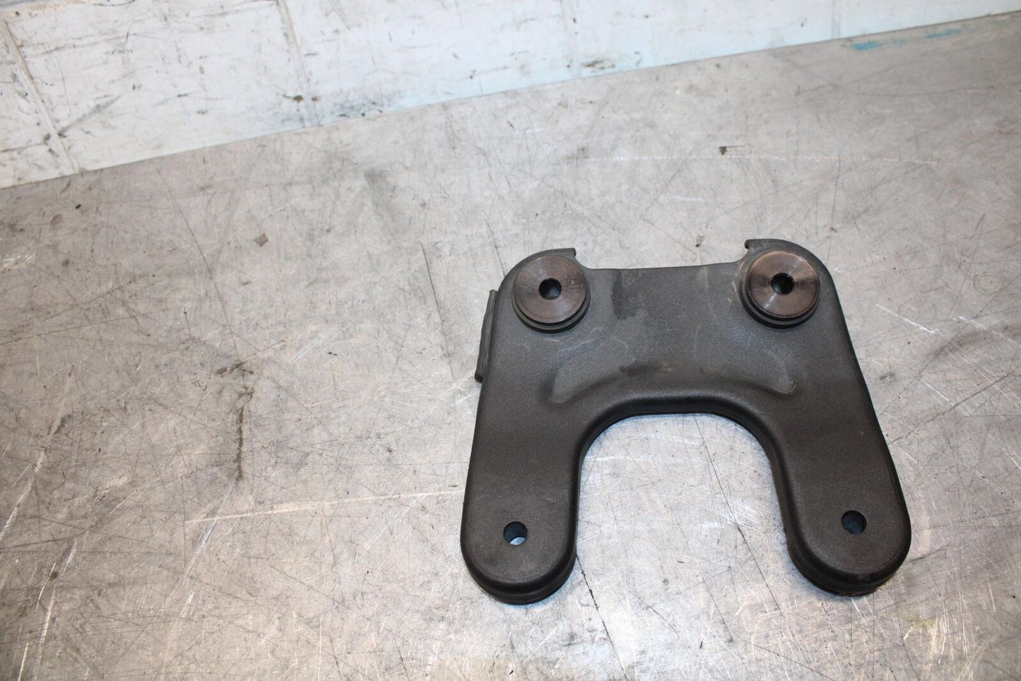 2009 Kawasaki Ninja ZX6R ZX600R FRONT GAS TANK BRACKET MOUNT BB44