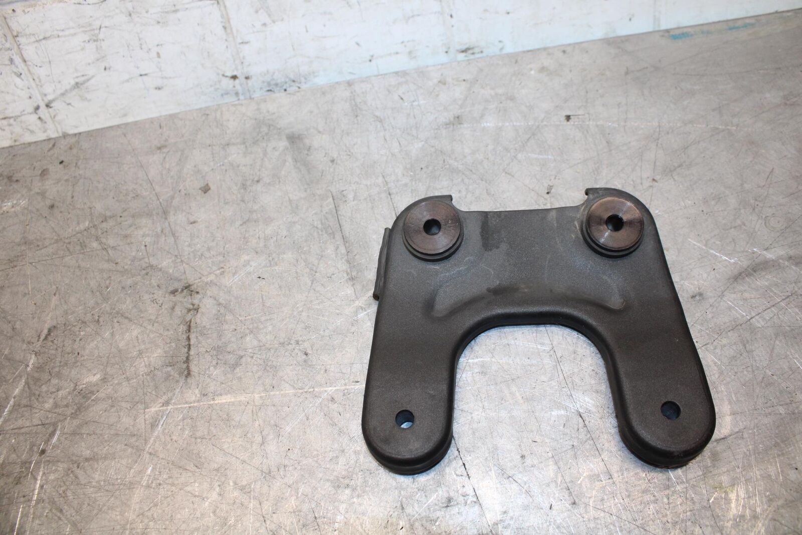 2009 Kawasaki Ninja ZX6R ZX600R FRONT GAS TANK BRACKET MOUNT BB44