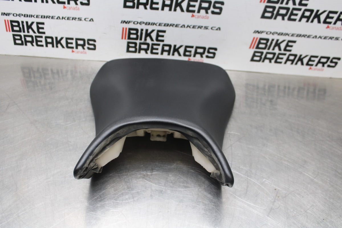 08-09 YAMAHA YZF R6S FRONT DRIVERS SEAT PAD SADDLE PILLION BB796