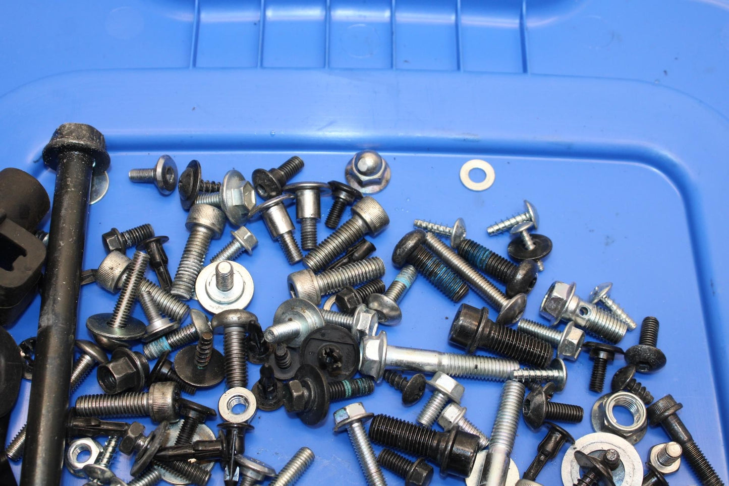 20 SUZUKI GSXR 1000 MISCELLANEOS BOLTS HARDWARE MOTOR SCREWS BB597