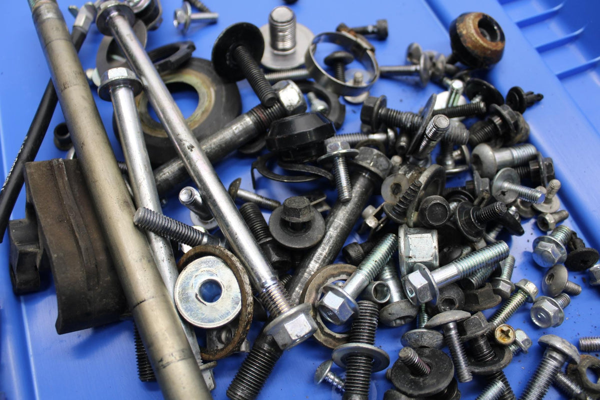 2015 Yamaha YZF R3 LEFTOVER MOUNTING BOLTS HARDWARE MOTOR SCREWS BB526
