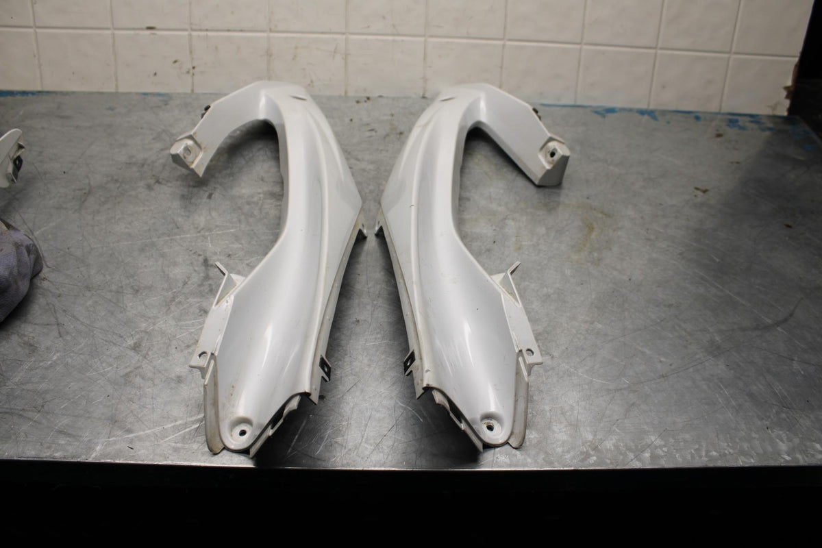 08-16 YAMAHA YZF R6  FRONT UPPER MID SIDE FAIRING COWL PLASTIC BB443