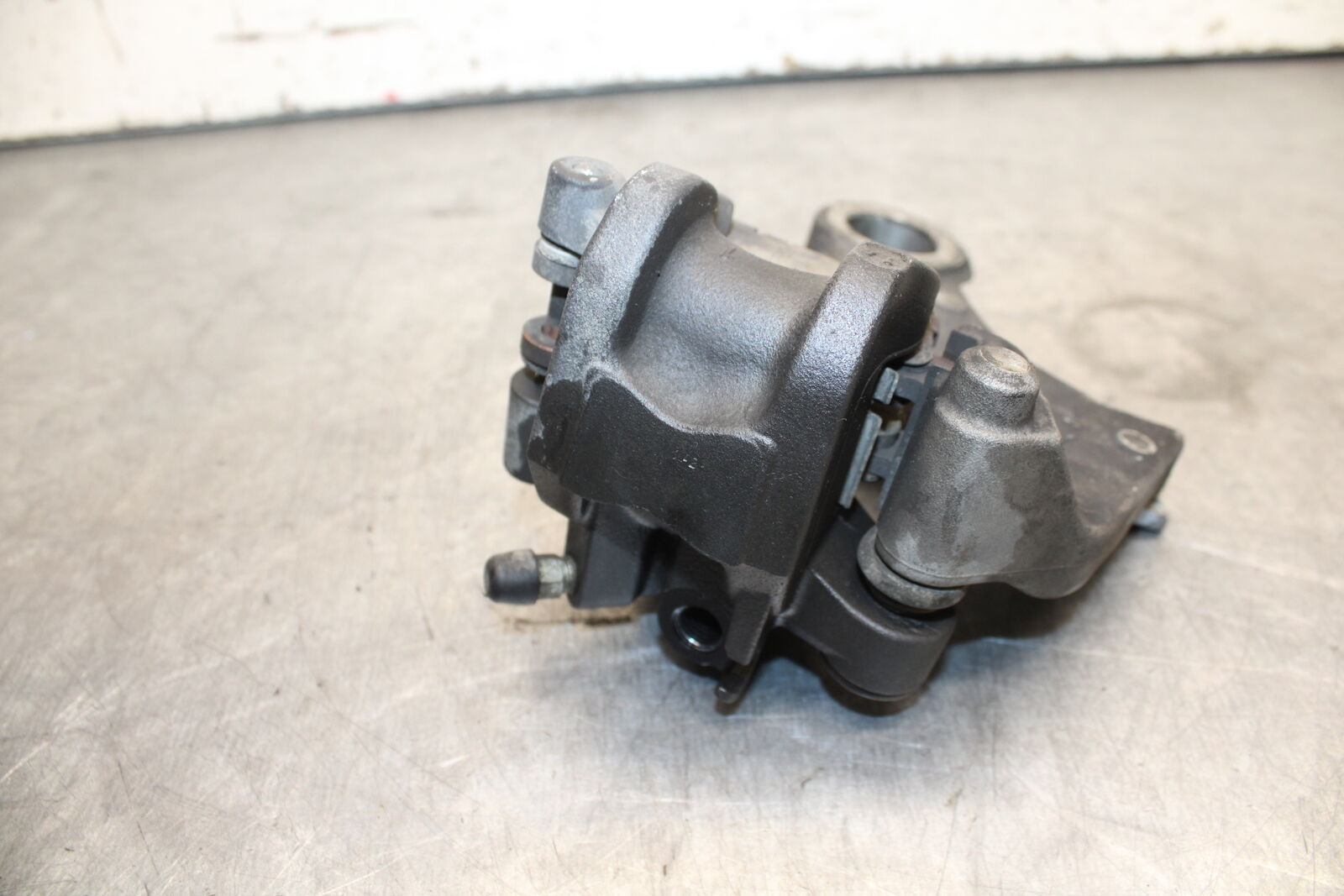 11-24 SUZUKI GSXR750 REAR BRAKE CALIPER W MOUNT BRACKET 69100-47H10-999  BB714
