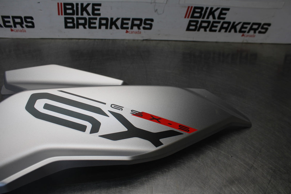 24-26 SUZUKI GSXS1000GX RIGHT FRONT UPPER MID SIDE FAIRING COWL PLASTIC BB00