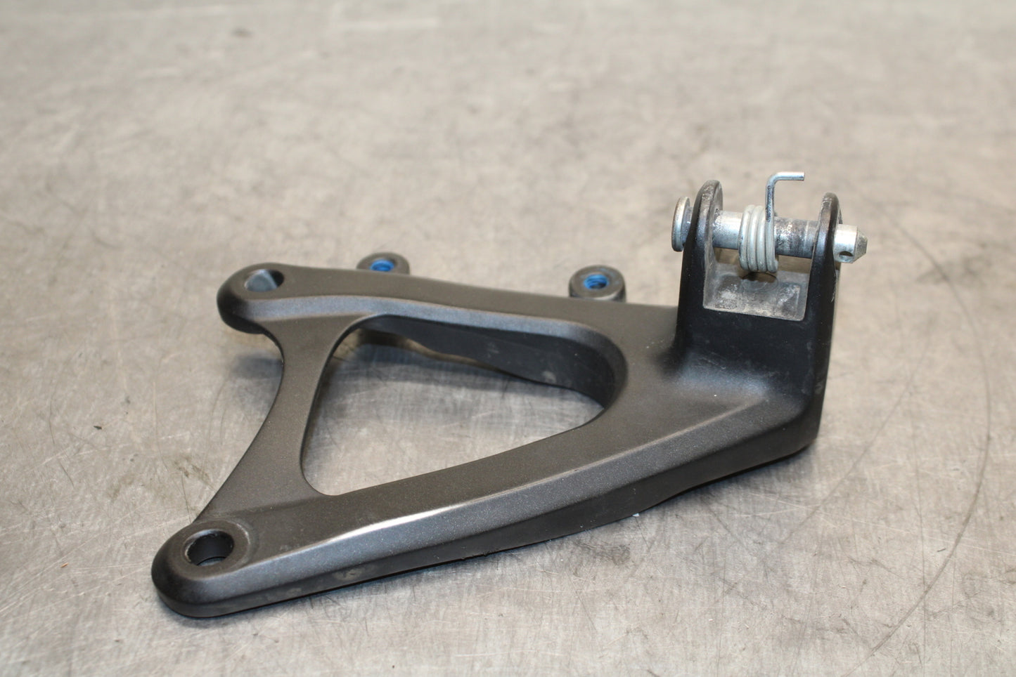 09-14 YAMAHA YZF R1 LEFT REARSET REAR SET DRIVER FOOT PEG BRACKET MOUNT BB119