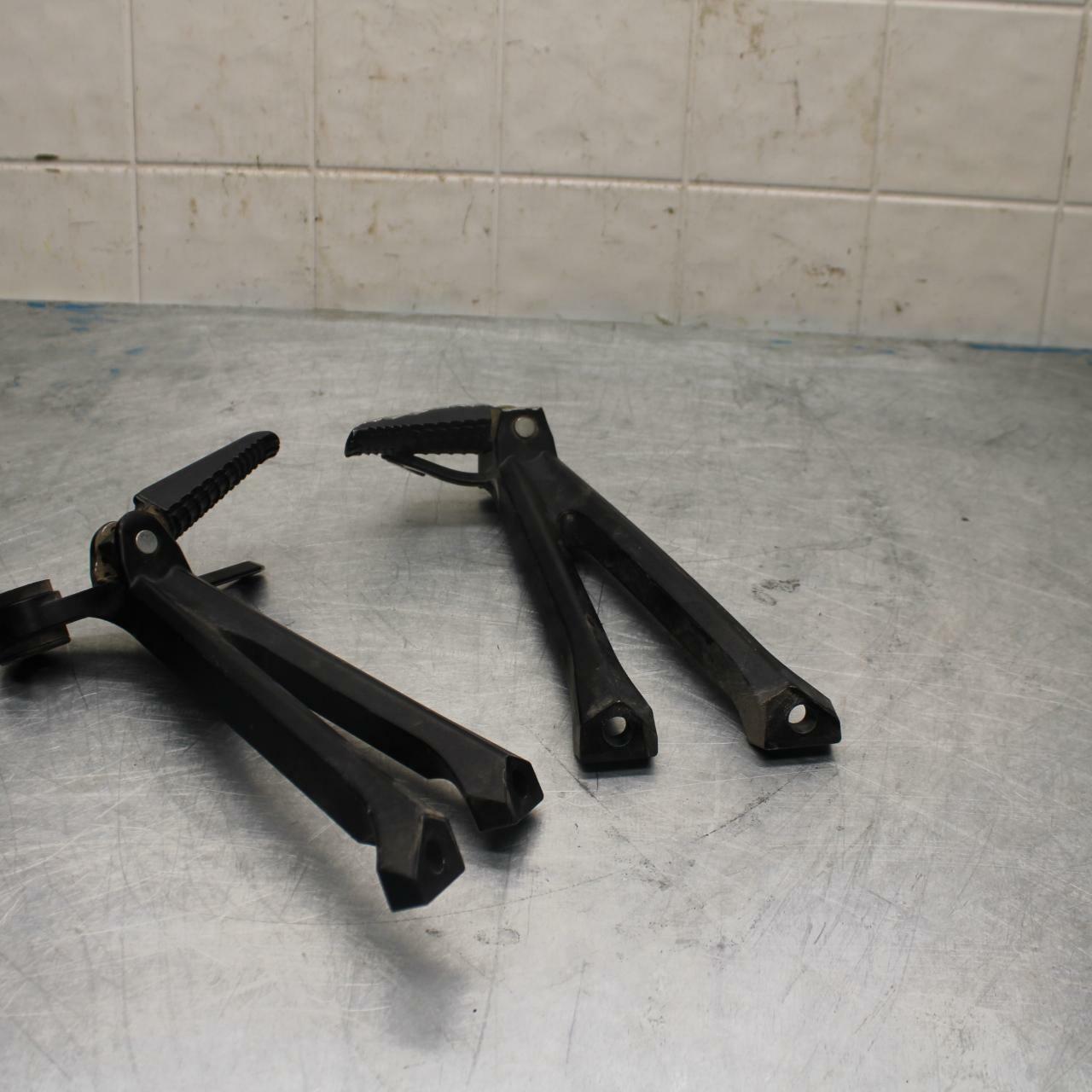 11-22 SUZUKI GSXR600 REAR BACK PASSENGER PEG SET PAIR BB422