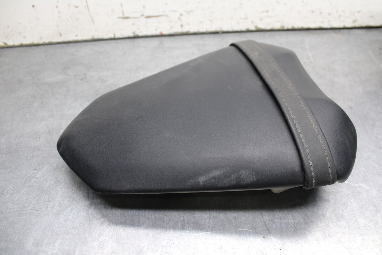 07-08 YAMAHA YZF R1 REAR BACK PASSENGER TANDEM SEAT PAD SADDLE PILLION BB724