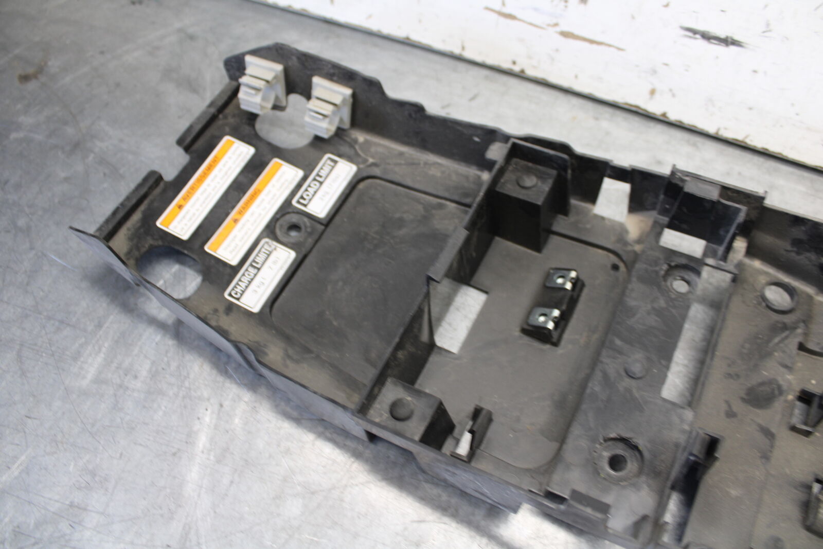 08-16 YAMAHA YZF R6 REAR BACK TAIL UNDERTAIL BATTERY TRAY PLASTIC OEM BB665