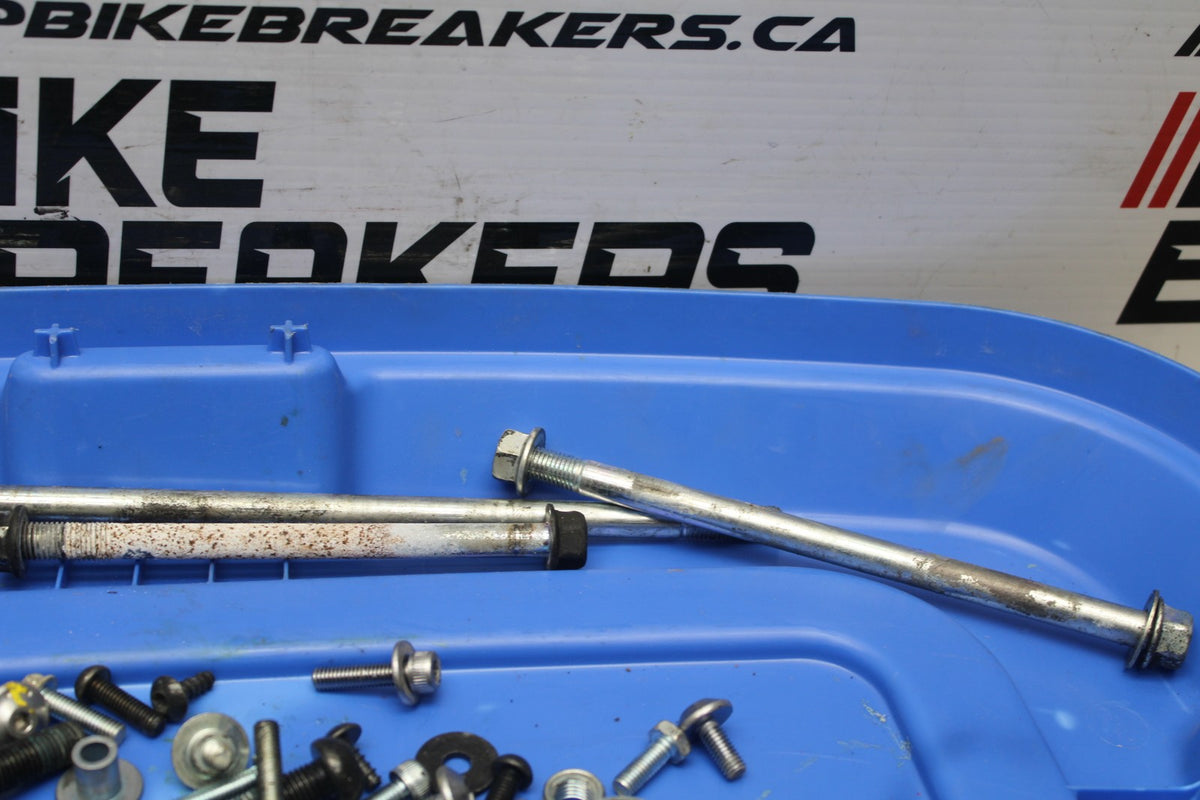 16 YAMAHA XSR900 ENGINE MOUNTING BOLTS HARDWARE MOTOR SCREWS BB786