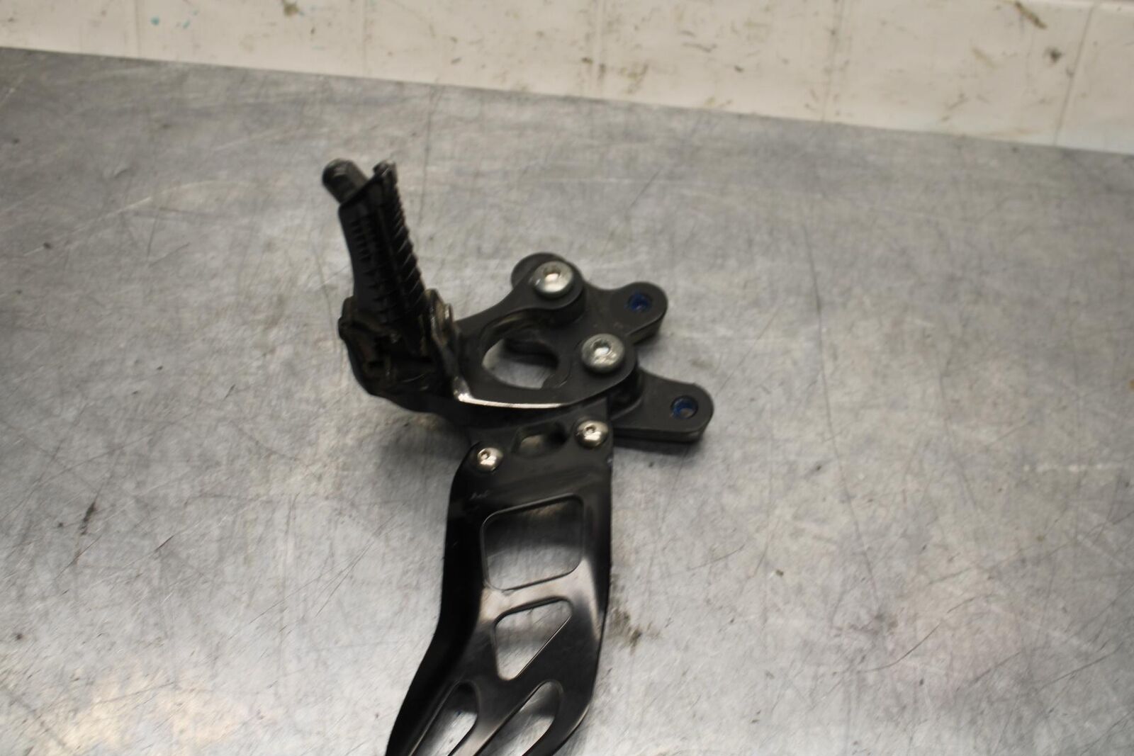 2017 Suzuki GSXR600 LEFT REARSET REAR SET DRIVER FOOT PEG 43700-14J30 BB598