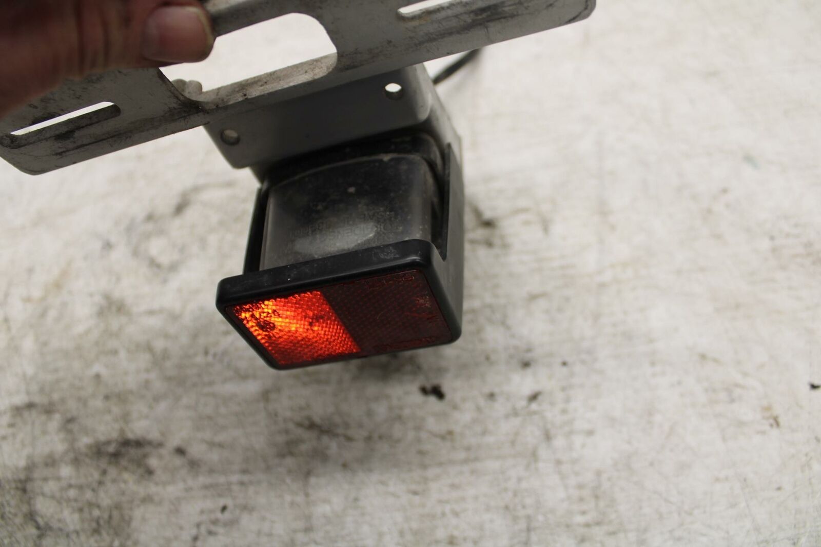 06-07 SUZUKI BOULEVARD S40 LICENSE PLATE LIGHT BRACKET BB375