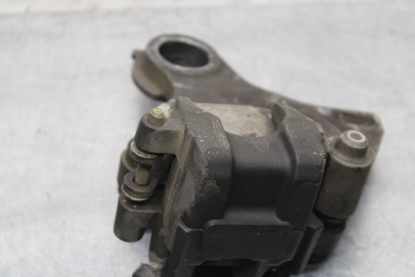 2007 Yamaha YZF R6S REAR BACK BRAKE CALIPER W MOUNT BRACKET BB594