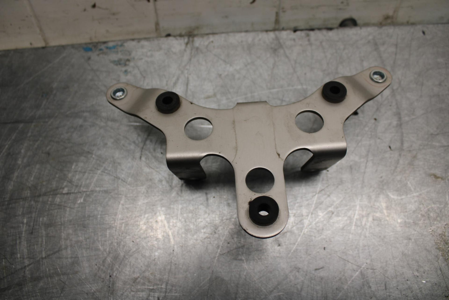 07-08 KAWASAKI CONCOURS 1400 ABS GAUGES STAY BRACKET BB449