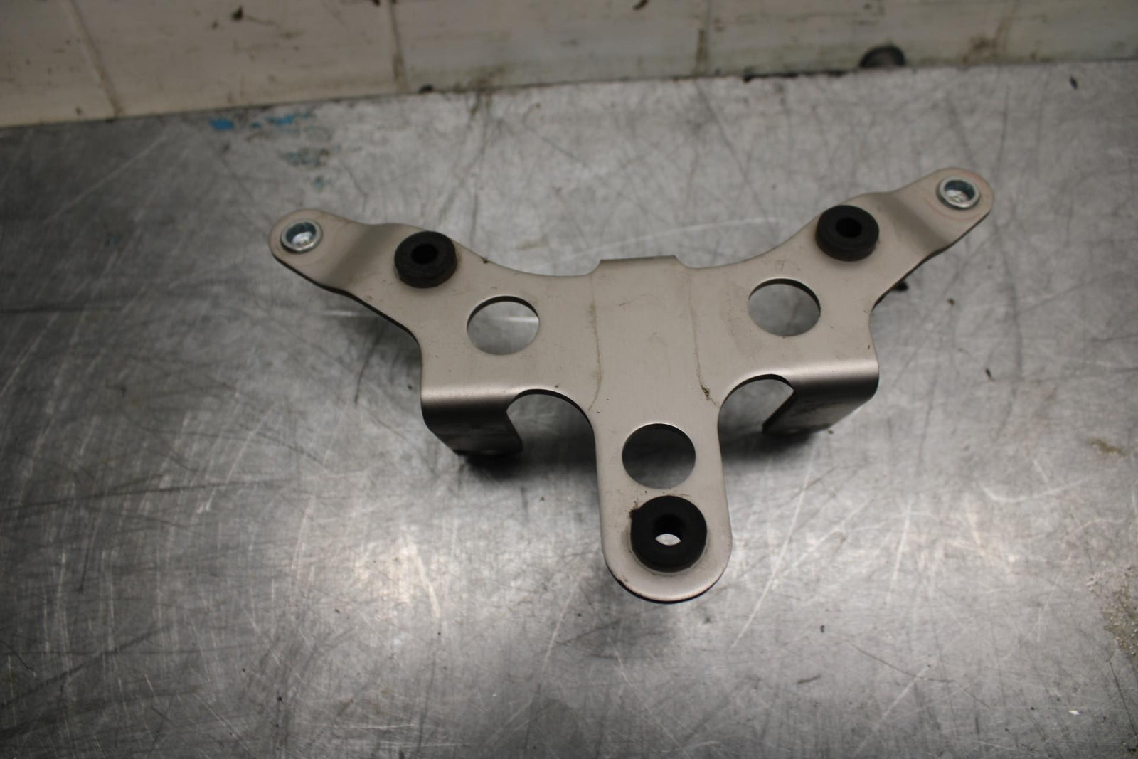 07-08 KAWASAKI CONCOURS 1400 ABS GAUGES STAY BRACKET BB449