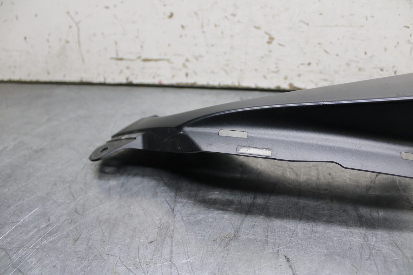 08-10 SUZUKI GSXR 600  RIGHT FRONT UPPER MID SIDE FAIRING COWL PLASTIC BB630