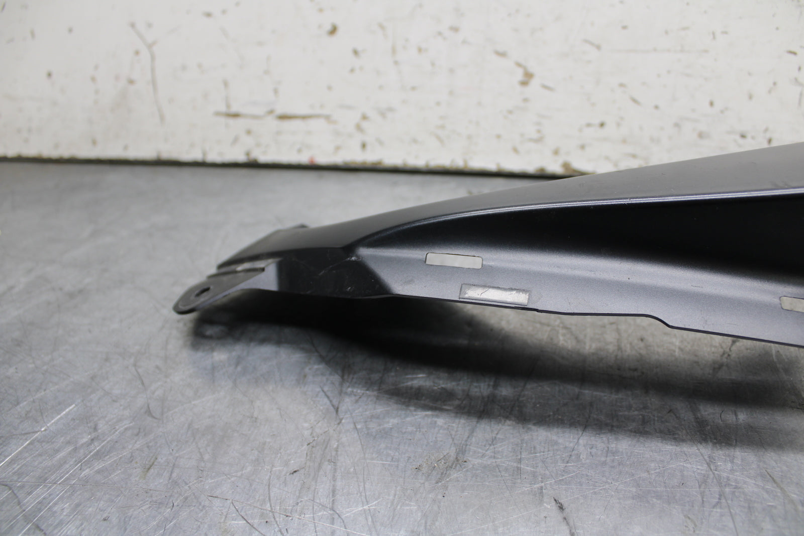 08-10 SUZUKI GSXR 600  RIGHT FRONT UPPER MID SIDE FAIRING COWL PLASTIC BB630