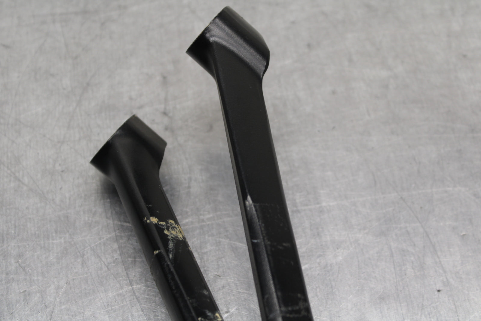 09 SUZUKI GSXR600 REAR BACK PASSENGER PEG SET PAIR BB759