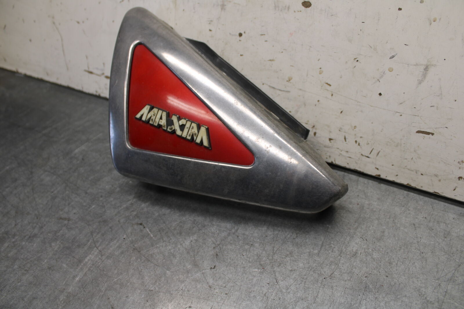 82-83 YAMAHA MAXIM 750 LEFT FRAME COVER COWL BB671
