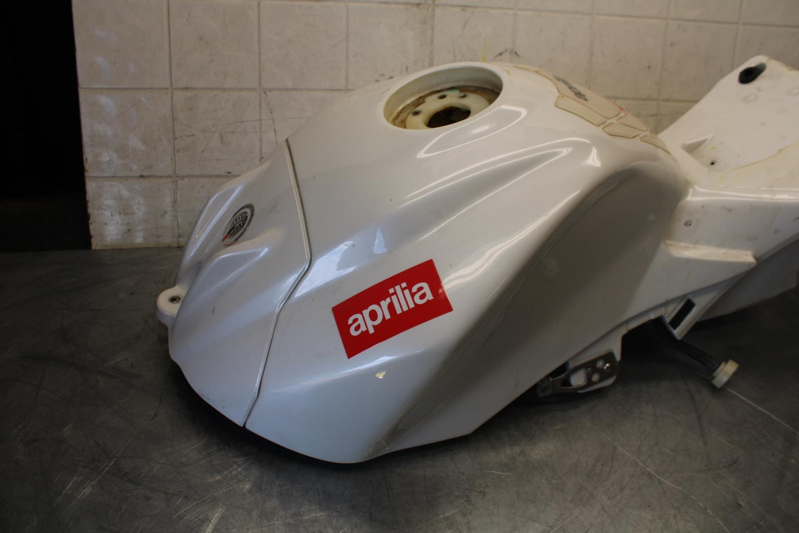 2010 Aprilia RSV1000R WHITE GAS TANK FUEL CELL PETROL RESERVOIR BB513