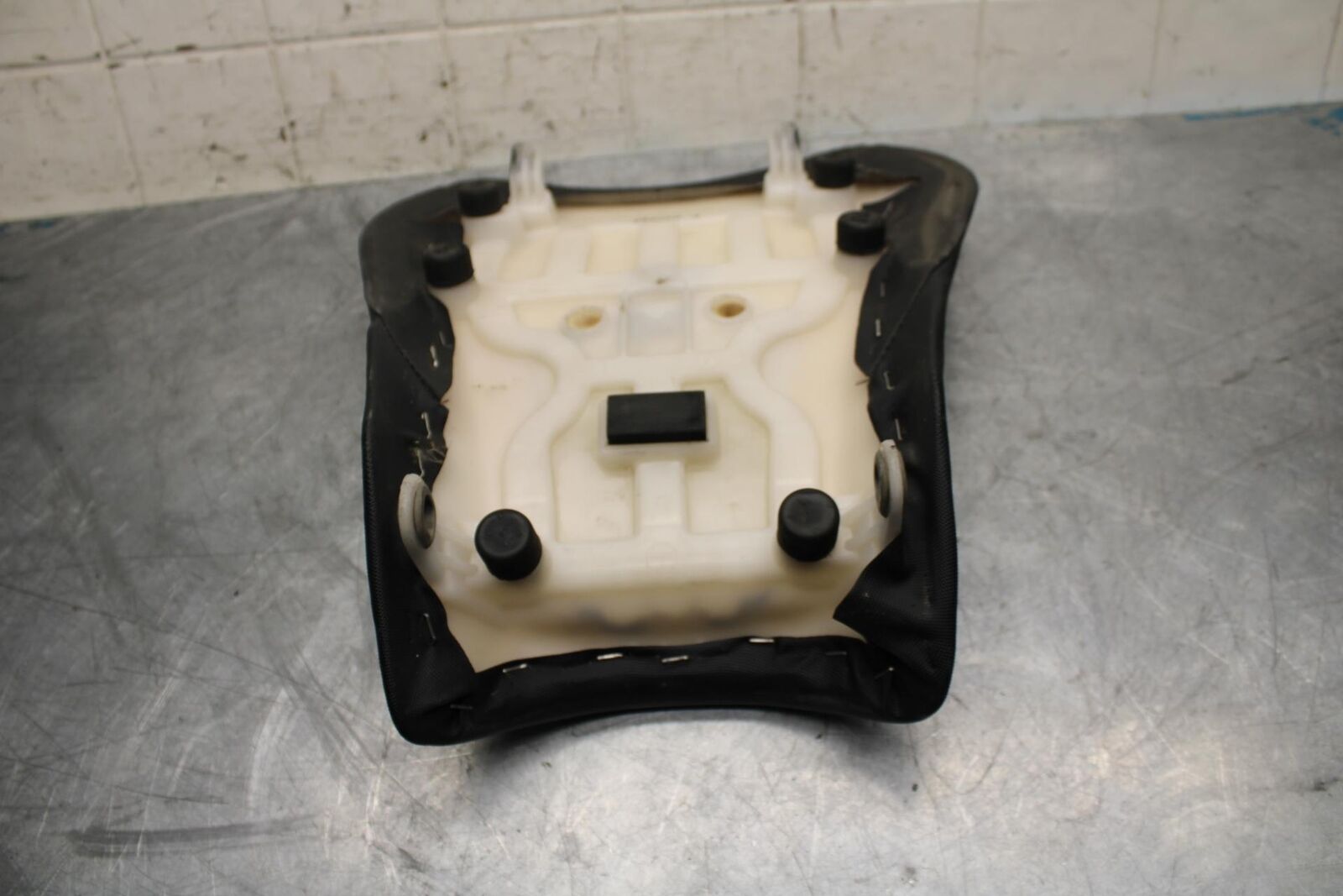 11-21 SUZUKI GSXR750 FRONT DRIVERS SEAT PAD SADDLE PILLION BB486