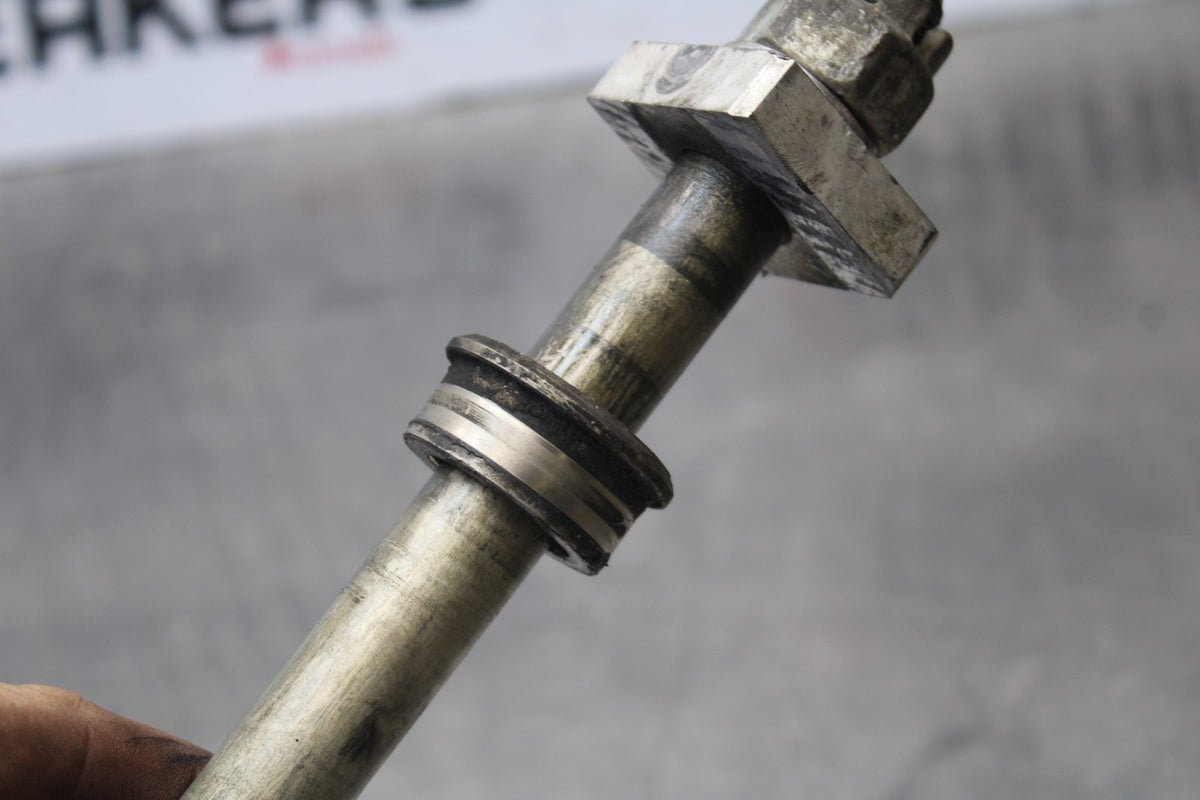 08 KAWASAKI NINJA ZX10R REAR AXLE BACK WHEEL RIM PIVOT BOLT AXEL BB902