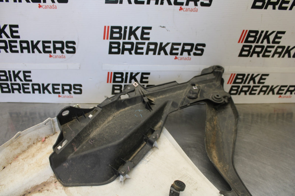 15-17 YAMAHA YZF R3 RIGHT LOWER MID UPPER SIDE FAIRING COWL  BB003