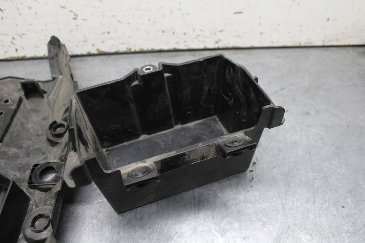 18-24 KAWASAKI NINJA 650 REAR BACK TAIL UNDERTAIL BATTERY TRAY PLASTIC BB725